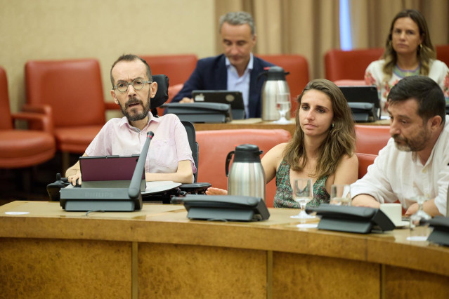 El exportavoz de Unidas Podemos en el Congreso, Pablo Echenique (1i), durante la reuni&oacute;n de la Diputaci&oacute;n Permanente del Congreso de los Diputados, a 26 de julio de 2023, en Madrid (Espa&ntilde;a).