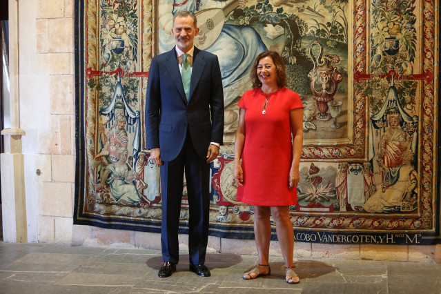Archivo - El Rey Felipe VI y la presidenta del Congreso, Francina Armengol.