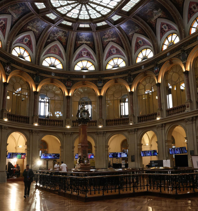 Archivo - Paneles del Ibex 35 en el Palacio de la Bolsa