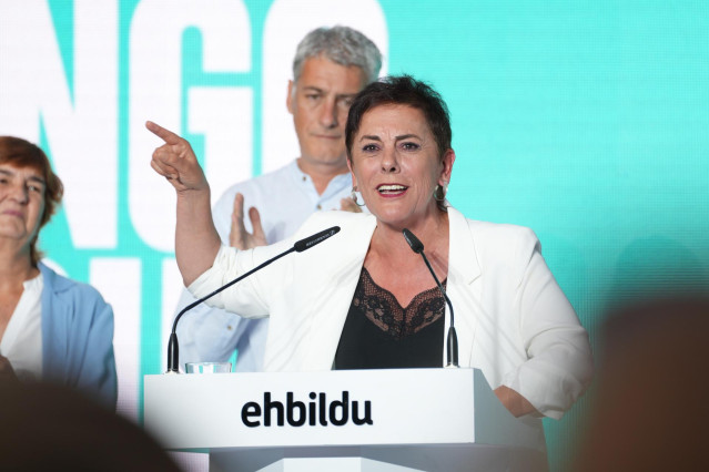 La cabeza diputada por Gipuzkoa de EH Bildu Mertxe Aizpurua interviene en un acto en San Sebasti&aacute;n