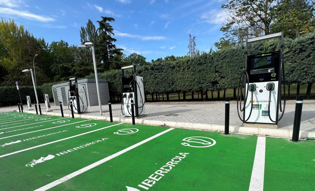 Archivo - Estaci&oacute;n de recarga de veh&iacute;culos el&eacute;ctricos de Iberdrola en Vitoria