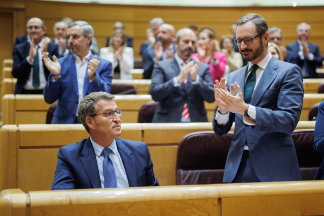 Archivo - Los senadores aplauden al presidente del PP, Alberto N&uacute;&ntilde;ez Feij&oacute;o, despu&eacute;s de conocer los resultados de una votaci&oacute;n en el Senado, a 26 de abril de 2023, en Madrid (Espa&ntilde;a).