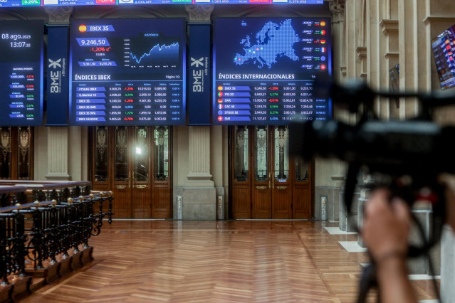 Paneles muestran los &iacute;ndices burs&aacute;tiles en el interior del Palacio de la Bolsa, a 8 de agosto de 2023, en Madrid (Espa&ntilde;a).