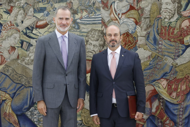 El Rey Felipe VI recibe en audiencia al presidente del Senado, Pedro Roll&aacute;n.