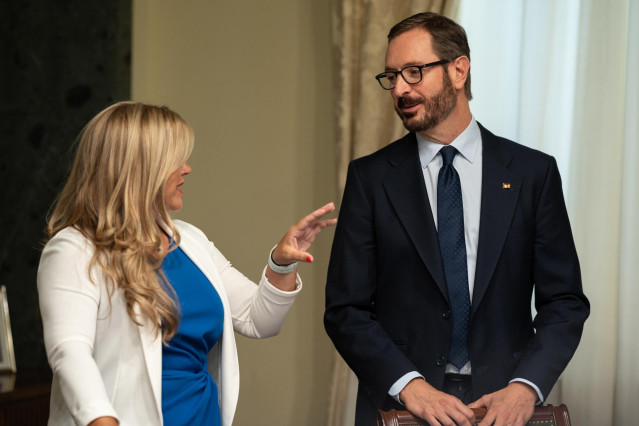 La secretaria primera del Senado, Eva Ortiz, y el vicepresidente primero de la Mesa del Senado, Javier Maroto, en la mesa de trabajo tras la Sesi&oacute;n Constitutiva, en el Senado, a 17 de agosto de 2023, en Madrid (Espa&ntilde;a).