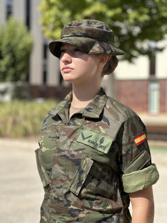 La princesa Leonor, en su primer d&iacute;a vestida de uniforme.