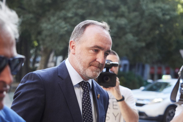 El presidente de UPN, Javier Esparza, a su llegada al Parlamento de Navarra para la sesi&oacute;n de investidura de Mar&iacute;a Chivite.