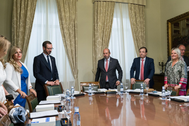 (I-D) La secretaria primera, Eva Ortiz; el vicepresidente primero, Javier Maroto; el presidente de la C&aacute;mara Alta, Pedro Roll&aacute;n; el vicepresidente segundo de la c&aacute;mara, Guillermo Fern&aacute;ndez Vara;  y la secretaria segunda del Senado, Marimar Blanco; en la m