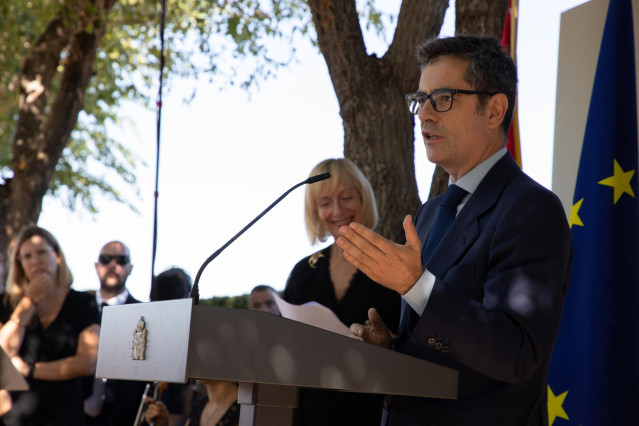 El ministro en funciones de la Presidencia, Relaciones con las Cortes y Memoria Democr&aacute;tica, F&eacute;lix Bola&ntilde;os, asiste al acto solemne de entrega de restos de las v&iacute;ctimas de la Guerra Civil y el Franquismo de Pajares de Adaja y Navalmoral de la Sierra