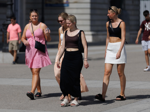 Archivo - Turistas frente al Palacio Real de Madrid, a 17 de julio de 2023, en Madrid (Espa&ntilde;a).