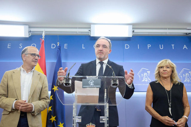 El presidente de Uni&oacute;n del Pueblo Navarro (UPN), Javier Esparza flanqueado por su diputado, Alberto catal&aacute;n y y la senadora Mar&iacute;a Caballero