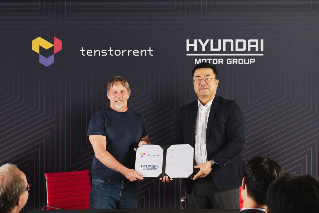 Vicepresidente ejecutivo de Hyundai Motor Group, Heung-soo Kim, junto al consejero delegado de Tenstorrent, Jim Keller.