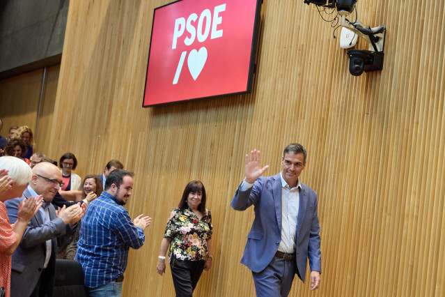 El presidente del Gobierno en funciones y secretario general del PSOE, Pedro S&aacute;nchez y la senadora y presidenta del PSOE, Cristina Narbona a su llegada a la reuni&oacute;n de diputados y senadores de la XV Legislatura, en el Congreso, a 16 de agosto de 2023