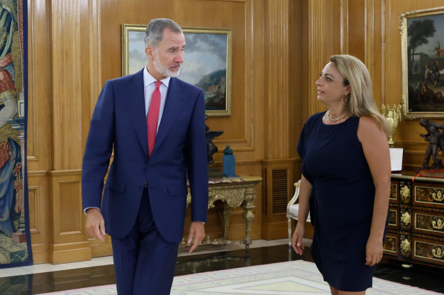 El Rey Felipe VI con la diputada de Coalici&oacute;n Canaria (CC), Cristina Valido