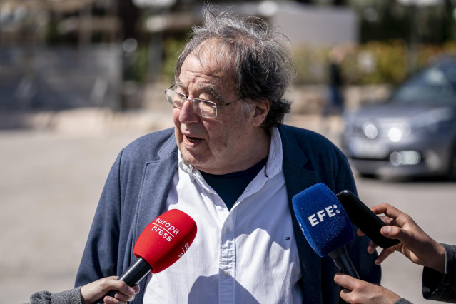 Archivo - El jurista y catedr&aacute;tico, Francesc de Carreras, realiza declaraciones a la prensa a su llegada al acto &lsquo;Encuentro de Socialistas, Recuerdo a Socialistas&rsquo;, a 25 de marzo de 2023, en Madrid (Espa&ntilde;a). Unos 140 socialistas, de toda Espa&ntilde;a, se re&uacute;nen