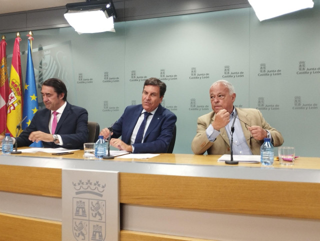 Carlos Fern&aacute;ndez Carriedo, en el centro, junto a Juan Carlos Su&aacute;rez-Qui&ntilde;ones (izad) y Gonzalo Santonja (derecha).