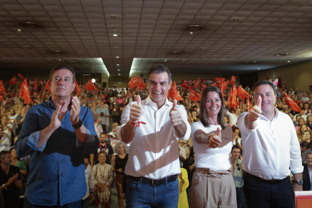 Archivo - Besteiro, Pedro S&aacute;nchez, Lara M&eacute;ndez y Formoso, en un acto en Lugo durante la pasada campa&ntilde;a electoral.