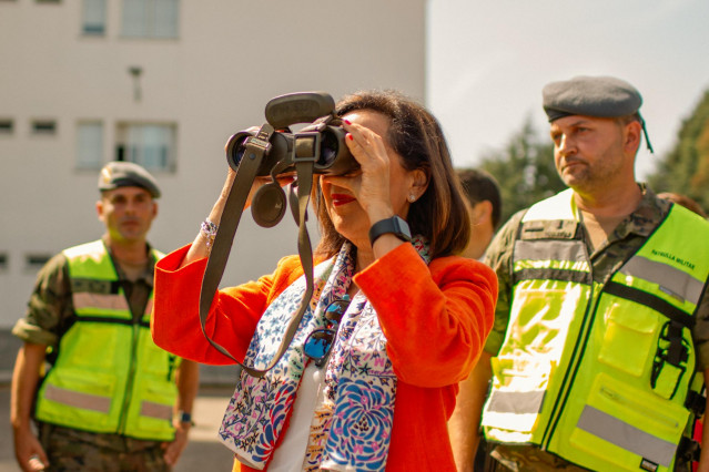 La ministra de Defensa en funciones, Margarita Robles, mira a través de unos prismáticos durante su visita a los componentes de la Brigada 'Galicia' VII Brilat en su Base 'General Morillo'.