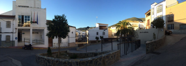 Vista de Alg&aacute;mitas, con la fachada de su Consistorio a la izquierda.