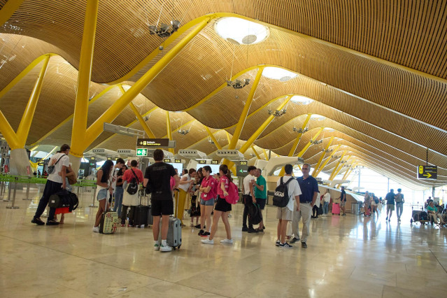 Varios pasajeros en la zona de facturaci&oacute;n de la Terminal 4 del Aeropuerto Adolfo Su&aacute;rez Madrid-Barajas, a 1 de agosto de 2023, en Madrid (Espa&ntilde;a).