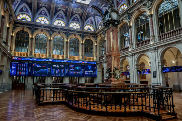 Paneles muestran los &iacute;ndices burs&aacute;tiles en el interior del Palacio de la Bolsa, a 8 de agosto de 2023, en Madrid (Espa&ntilde;a).