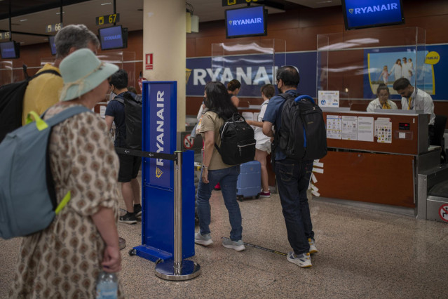 Archivo - Varias personas esperan ser atentidas en una ventanilla de Ryanair en el Aeropuerto Josep Tarradellas Barcelona-El Prat, a 8 de agosto de 2022, en Barcelona, Catalunya (Espa&ntilde;a).  Se reanudan hoy las nuevas jornadas de huelga de los tripulantes d