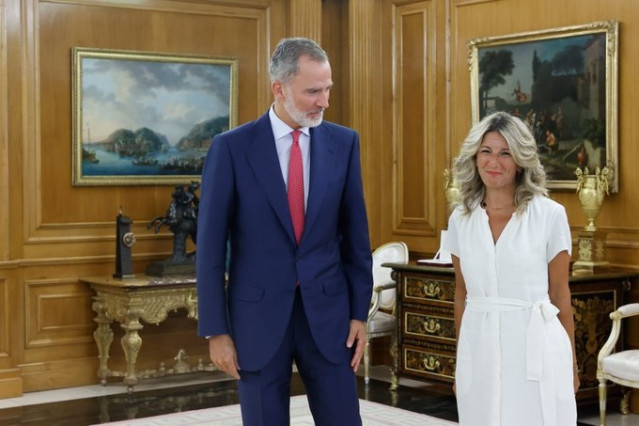 El Rey Felipe con la viceprsidenta Yolanda D&iacute;az, l&iacute;der de Sumar