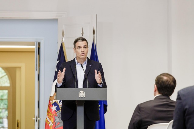 Archivo - El presidente del Gobierno y candidato a la reelección por el PSOE, Pedro Sánchez, durante una rueda de prensa