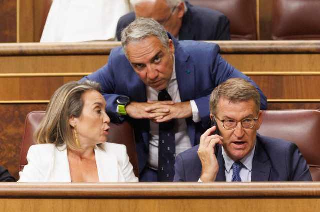 (I-D) La candidata del PP a la Presidencia del Congreso y secretaria general del Partido Popular, Cuca Gamarra, el coordinador general del PP y diputado nacional por M&aacute;laga, El&iacute;as Bendodo, y el presidente del Partido Popular, Alberto N&uacute;&ntilde;ez Feij&oacute;o, durante