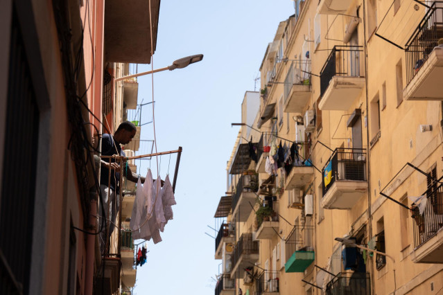 Archivo - Un hombre tendiendo en su casa, a 17 de mayo de 2023, en Barcelona, Catalu&ntilde;a (Espa&ntilde;a).