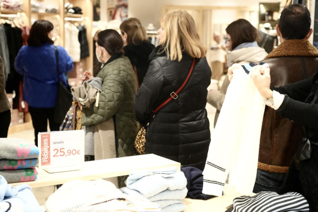 Archivo - Varias personas comprando en un centro comercial