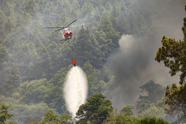 Un hidroavi&oacute;n trabaja en la extinci&oacute;n del incendio forestal en en Tenerife, en una imagen de archivo.