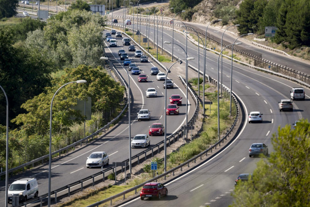 Varios coches circulan en la autov&iacute;a A-3, a 11 de agosto de 2023, en Madrid (Espa&ntilde;a).