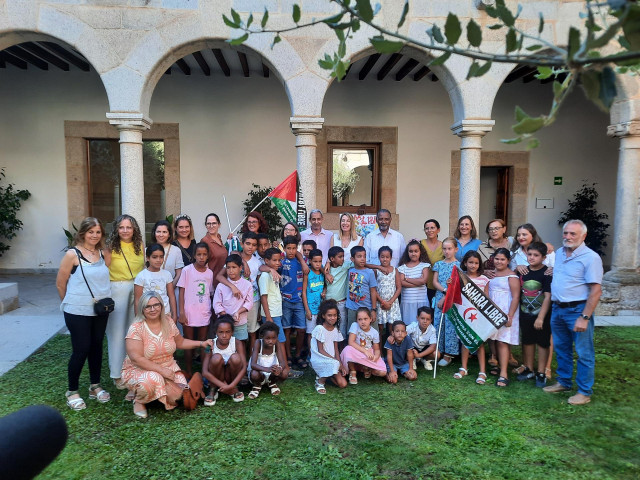 La presidenta de la Junta, Mar&iacute;a Guardiola, en su recepci&oacute;n a ni&ntilde;os saharuis