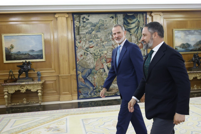 Archivo - El Rey Felipe VI con Santiago Abascal, presidente de Vox