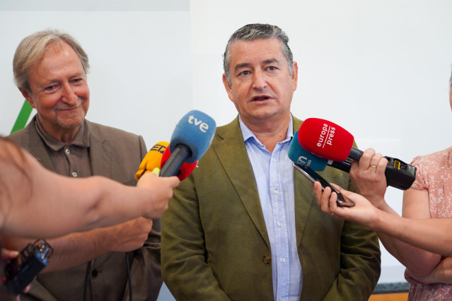 El consejero de la Presidencia, Antonio Sanz, este martes en declaraciones a los medios tras firmar un protocolo de colaboraci&oacute;n con Fundaci&oacute;n Europea por las Personas Desaparecidas QSDglobal.