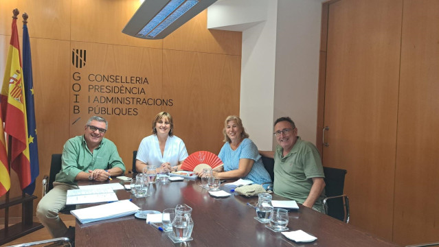 La consellera de Presidencia y Administraciones P&uacute;blicas, Ant&ograve;nia Maria Estarellas, reunida con representantes de la Asociaci&oacute;n de Memoria Democr&aacute;tica de Mallorca.