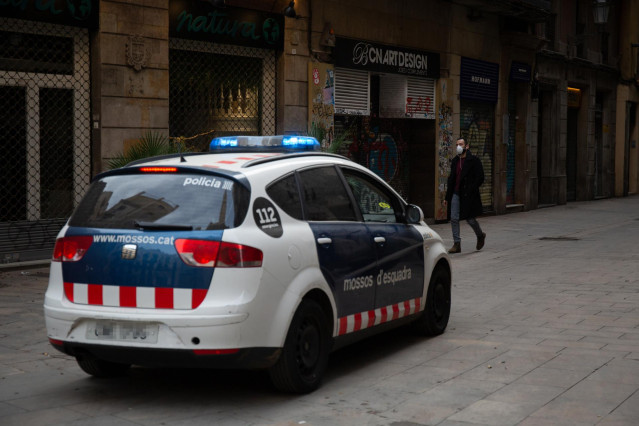 Archivo - Un veh&iacute;culo de los Mossos d'Esquadra en una calle de Barcelona