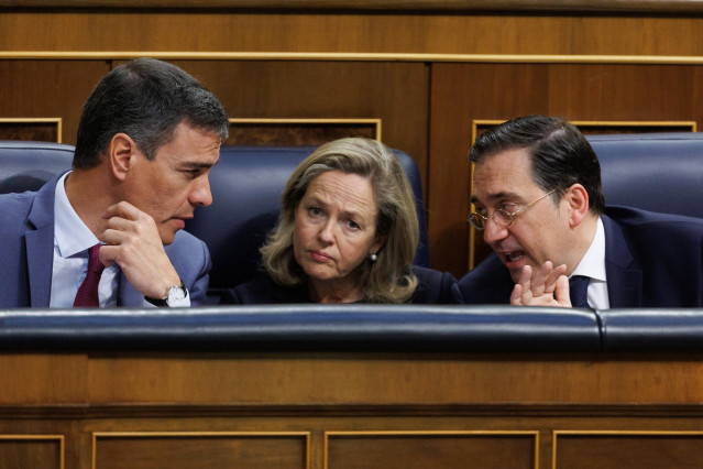 Archivo - El presidente del Gobierno, Pedro S&aacute;nchez; la vicepresidenta primera y ministra de Asuntos Econ&oacute;micos y Transformaci&oacute;n Digital, Nadia Calvi&ntilde;o y el ministro de Asuntos Exteriores, Uni&oacute;n Europea y Cooperaci&oacute;n, Jos&eacute; Manuel Albares
