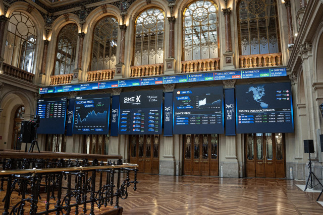 Archivo - Paneles con &iacute;ndices burs&aacute;tiles en el Palacio de la Bolsa de Madrid, a 13 de julio de 2023, en Madrid (Espa&ntilde;a).