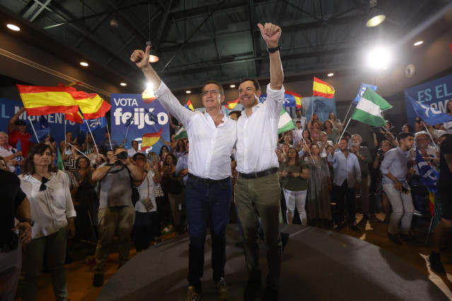 Archivo - El l&iacute;der del Partido Popular, Alberto N&uacute;&ntilde;ez Feij&oacute;o, (i) y el presidente de la Junta de Andaluc&iacute;a, Juanma Moreno (D) durante un acto de campa&ntilde;a electoral del Partido Popular, a 11 de julio de 2023, en C&aacute;diz. (Foto de archivo).