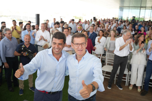 Archivo - El presidente del Partido Popular, Alberto N&uacute;&ntilde;ez Feij&oacute;o, y el presidente del PPCV, Carlos Maz&oacute;n durante la clausura de un acto sectorial en Valencia