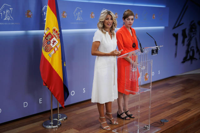 La vicepresidenta segunda en funciones y l&iacute;der de Sumar, Yolanda D&iacute;az (i), y la portavoz parlamentaria de Sumar, Marta Lois (d), ofrecen una rueda de prensa, en el Congreso de los Diputados, a 21 de agosto de 2023, en Madrid (Espa&ntilde;a). Esta rueda de prensa