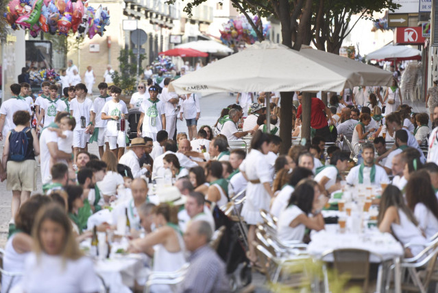 Decenas de personas en la terraza de un bar el d&iacute;a del lanzamiento del cohete anunciador de las Fiestas de San Lorenzo 2023, a 9 de agosto de 2023, en Huesca, Arag&oacute;n (Espa&ntilde;a).