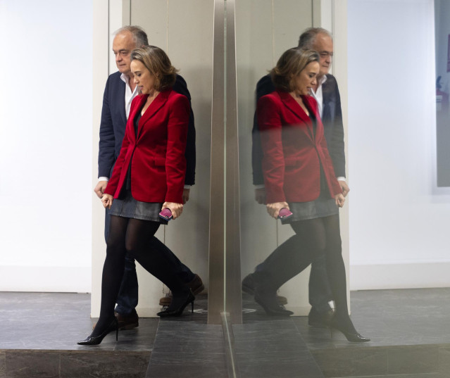 Archivo - La secretaria general del PP, Cuca Gamarra, y el vicesecretario de Institucional del PP, Esteban Gonz&aacute;lez Pons, conversan a su llegada a la comparecencia de Feij&oacute;o para hacer balance del a&ntilde;o 2022, en la sede del Partido Popular, a 29 de diciembr