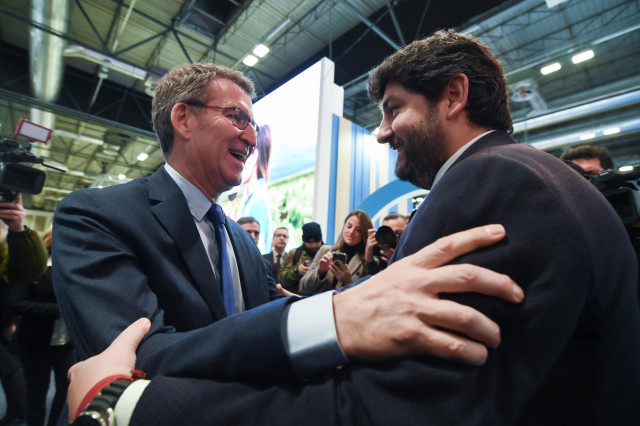 Archivo - El l&iacute;der del PP, Alberto N&uacute;&ntilde;ez Feij&oacute;o (i), y el presidente de Murcia, Fernando L&oacute;pez Miras (d), se saludan durante una visita