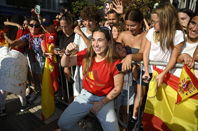 La futbolista Cata Coll atiende a fans durante la recepci&oacute;n en Ibiza (Espa&ntilde;a).