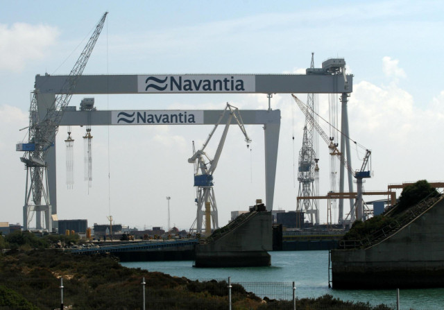Archivo - Instalaciones en los astilleros de la empresa p&uacute;blica Navantia, en la bah&iacute;a de C&aacute;diz