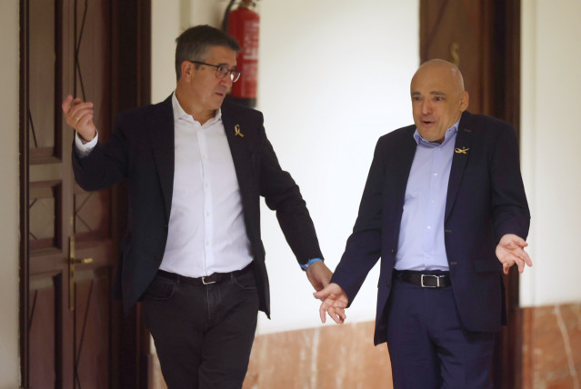Archivo - El portavoz del Grupo Parlamentario Socialista en el Congreso de los Diputados, Patxi López (i) y el secretario de Estado de Relaciones con las Cortes, Rafael Simancas
