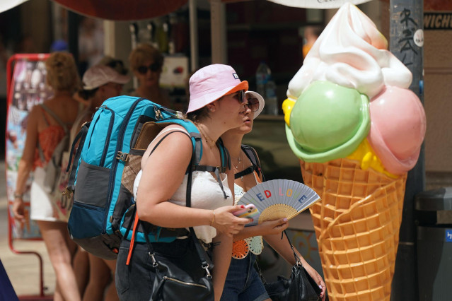 Archivo - Turistas por las calles de M&aacute;lga con altas temperaturas, a 11 de julio de 2023, en M&aacute;laga, (Andaluc&iacute;a, Espa&ntilde;a).